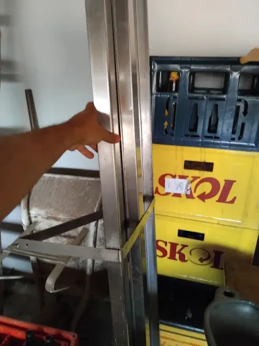 Duas prateleiras de inox medindo 1,8m e 2,2m comprimento, ideal para comércios,só instalar