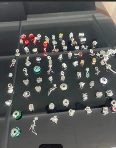 82 berloques Pandora e vivara + pulseira