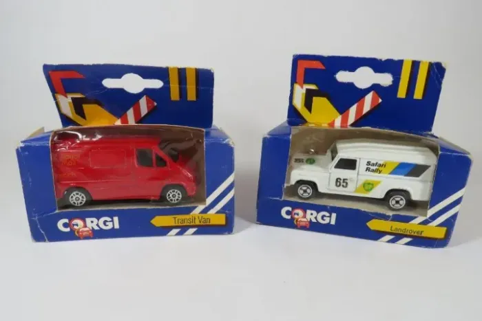 02 (duas) Miniaturas CORGI, fabricadas na Grã-Gretanha, nas embalagens originais.
