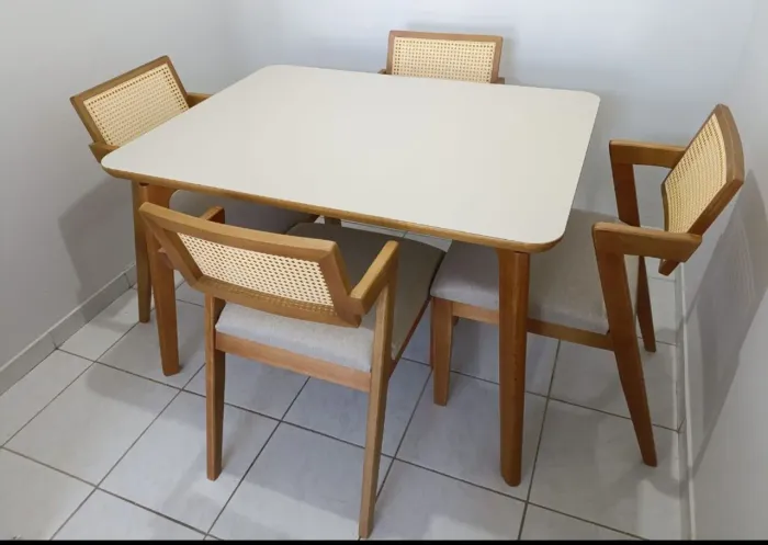 Mesa de jantar 120x90 toda em madeira maciça com vidro 