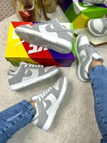 Tênis Nike Dunk Low - Cinza e Branco