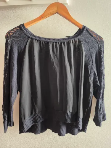 Blusa Preta Detalhes Renda