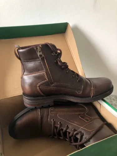Bota masculina de couro pegada