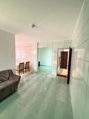 Aluguel de apartamento em prédio de escada no 1º andar.