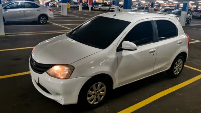 ETIOS XS 1.5 FLEX 2015 GNV BLACK FRIDAY