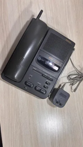 Telefone fixo sem fio antigo da marca Sanyo com secretária eletrônica