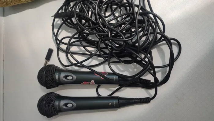  PAR DE Microfones Philips com Fio - Ótimo para Karaokê! Favor ler o anúncio!!!