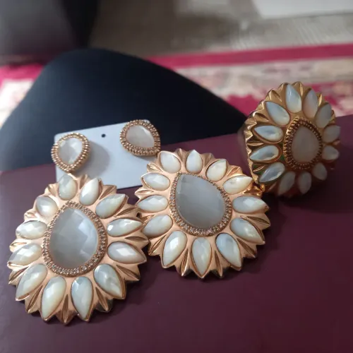 Brinco de pérola e zircônia