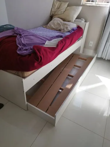 Bicama de solteiro com partilheira e baú