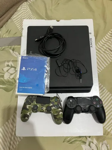 PlayStation 4 com 2 Controles e Acessórios