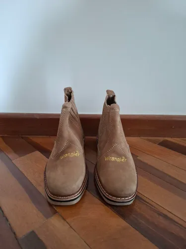 Bota Wrangler Couro Bege