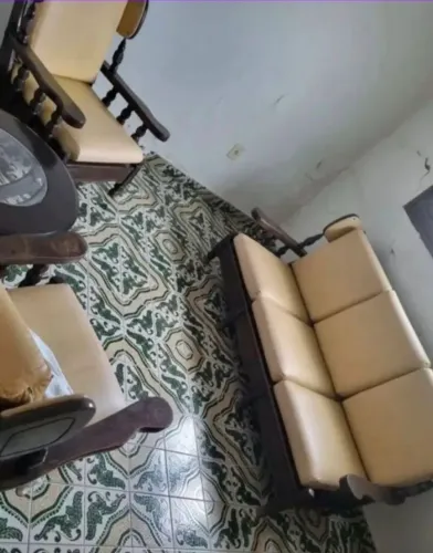 Conjunto de Sofá e Poltronas em Madeira