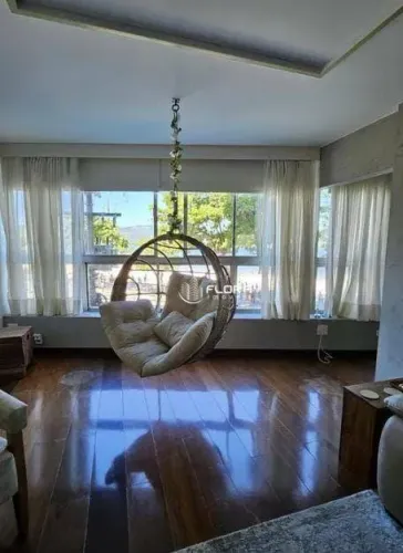 Apartamento na praia de Icaraí com 4 quartos e com frente pro mar!