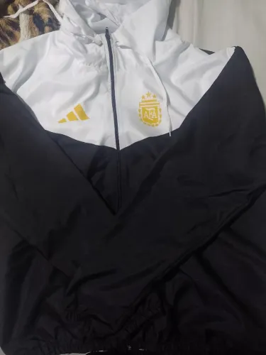 Corta vento forrado modelo novo da Argentina tam G só aceito vender buscar no local 