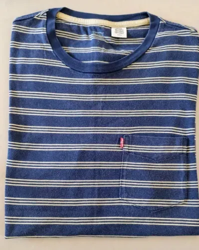 Camiseta listrada azul e branca Levi's