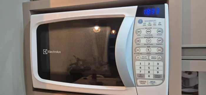 Micro-ondas Electrolux 20L Branco Painel Seguro e Display Digital (MTD30) 127V