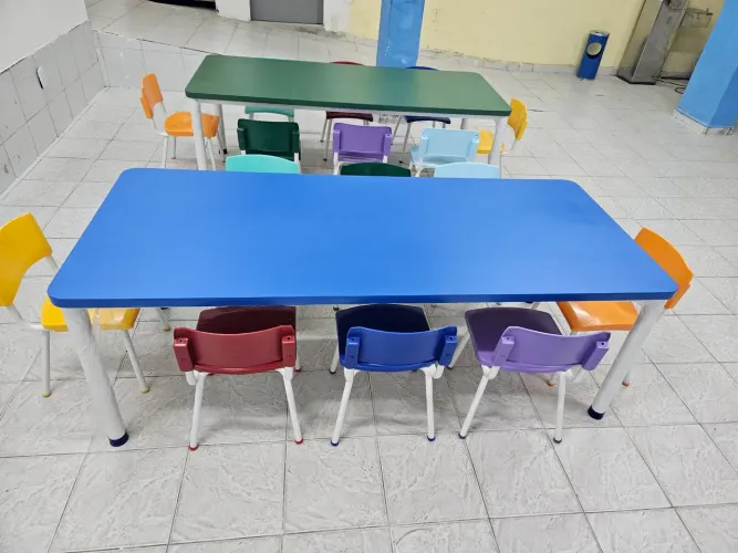 Conjunto de Cadeiras Coloridas refeitório infantil