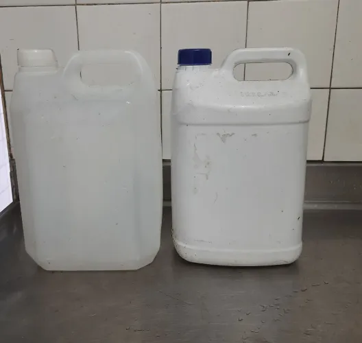 Garrafão de 5 litros usado foi de água sanitária cada um sai a 1 real
