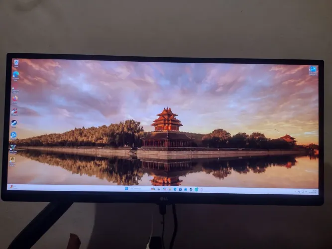 Monitor ultra wide com suporte articulado