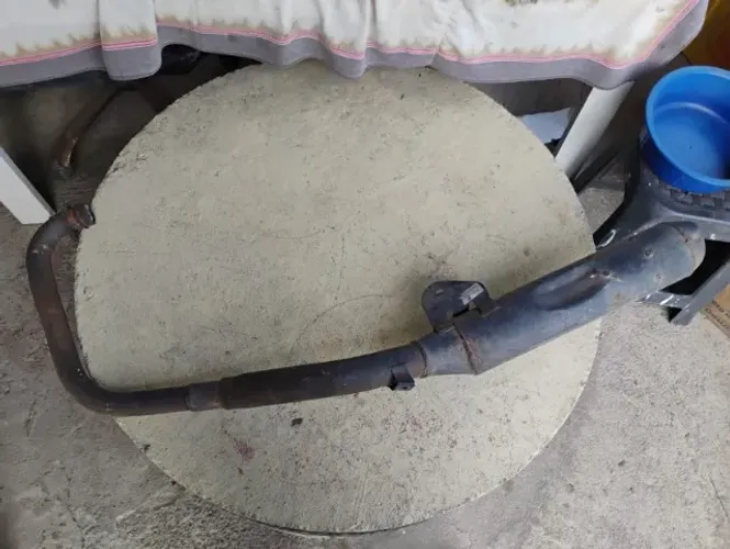 Escapamento de moto Dafra.