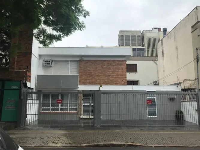 Casa comercial no miolo do bairro Menino Deus