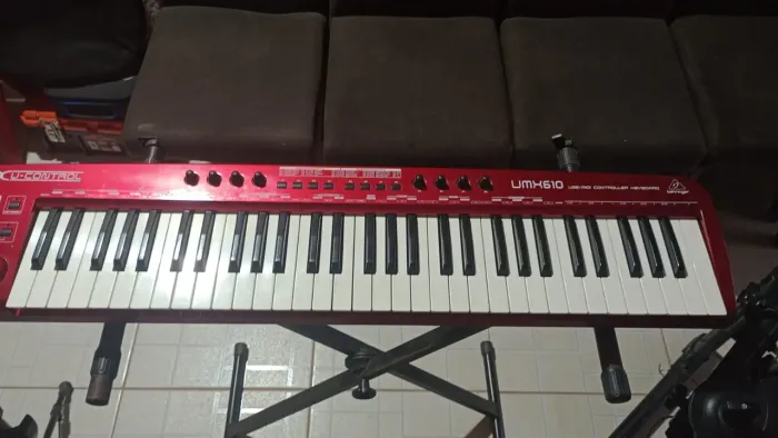 Vendo Teclado Controlador Behringer, Guitarra Ibanez Gio e Cubo.