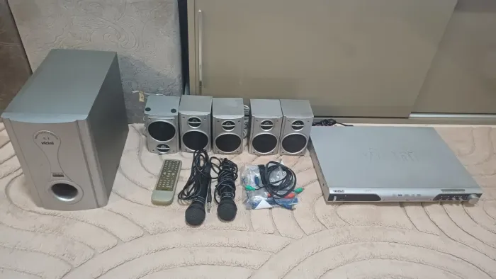 VENDO dvd , home theater e dois microfones, usados.
