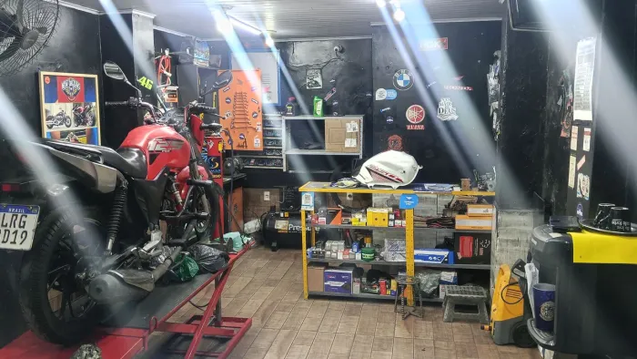 Vendo loja e ferramentas pra oficina de moto. 