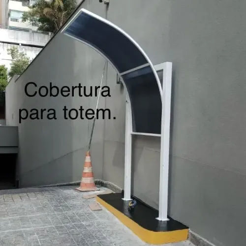 Cobertura, totem, estacionamento