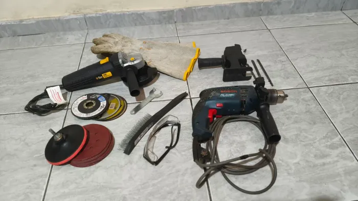 Lote de Ferramentas: Furadeira Bosch + Esmerilhadeira + Discos e Luva