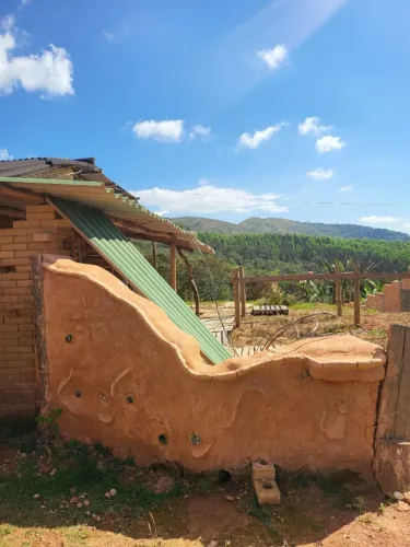 Terreno com casa semi acabada em Capitólio