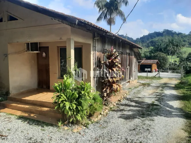 CASA DE 3 QUARTOS COM AMPLO TERRENO