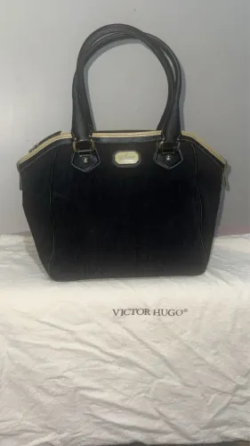 Bolsa Victor Hugo preta atemporal