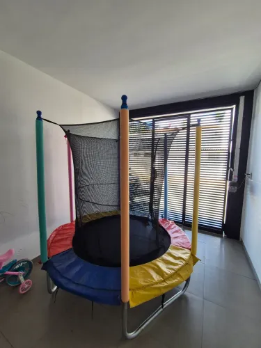 Pula-Pula Infantil 1,80m com Rede de Proteção - Ótimo Estado