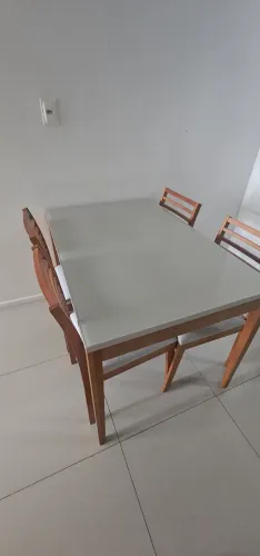Mesa com 4 cadeiras 