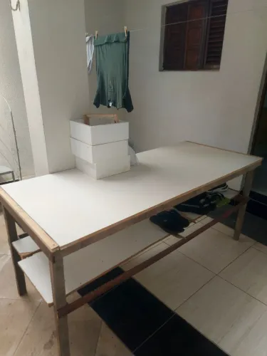 Mesa de MDF na madeira