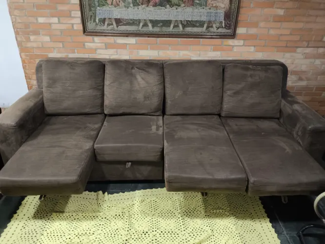 Sofá 4 lugares com chaise retrátil, usado em bom estado.