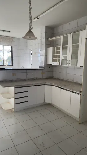 Cozinha Planejada Completa em MDP Branco com Tampo em Fórmica