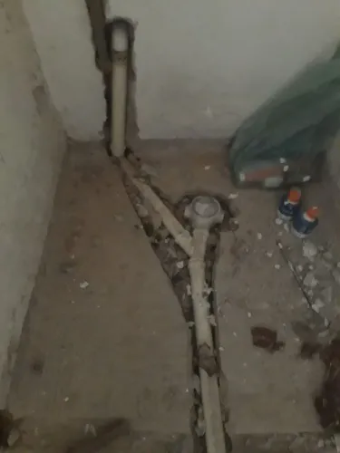 Fazemos encanamento ,colocamos piso laminado, forro PVC, vazo sanitário com caixa acoplada