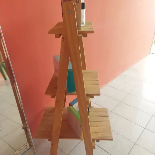 Estante em madeira/Linda