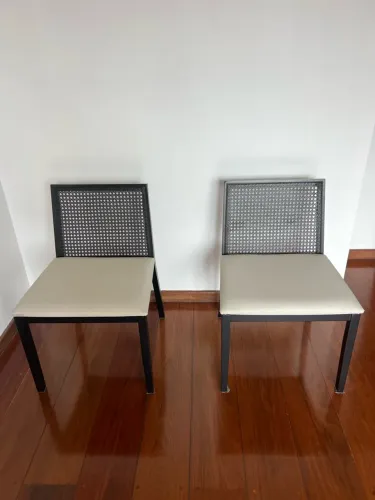 Cadeira preta com encosto de palhinha 