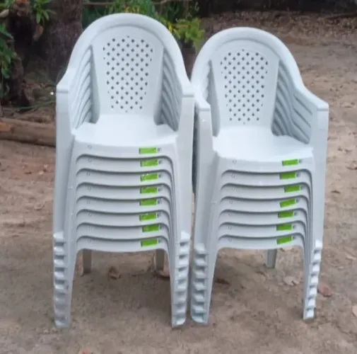 CADEIRA DE PLÁSTICO COM BRAÇO