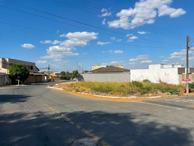 OPORTUNIDADE LOTE DE ESQUINA À VENDA 410,98m2