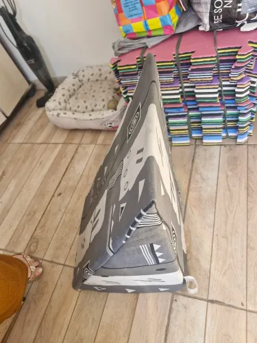 Triângulo almofada para coluna e desinchar pés e pernas, nunca utilizado e com capa.