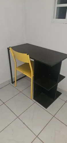 Escrivaninha com cadeira