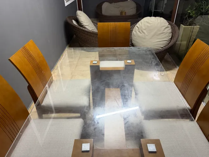 Vendo mesa com 6 cadeiras 