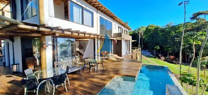 Espetacular Casa em Condomínio à Venda em Ilhabela-SP, Bairro Veloso: 4 Quartos (4 Suítes)