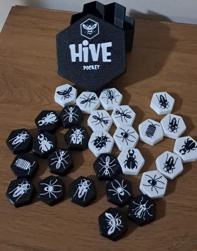 Jogo de Tabuleiro Hive Pocket - Estratégia para 2 Jogadores (Com Caixa Organizadora)