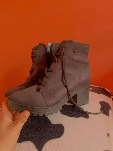 BOTA PRETA COM SALTO