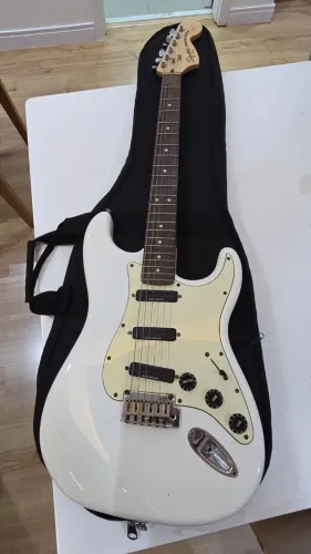 Guitarra Squier by Fender Stratocaster Vintage Modified